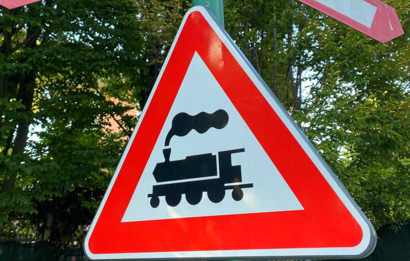 cartello attenzione treno