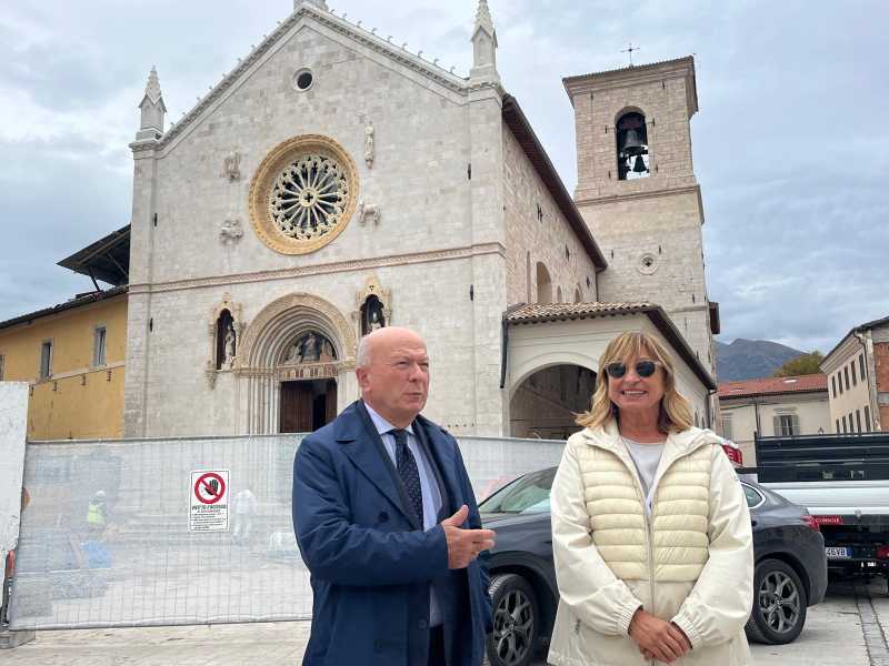i consiglieri regionali Tesei e Melasecche presso la Basilica di Norcia