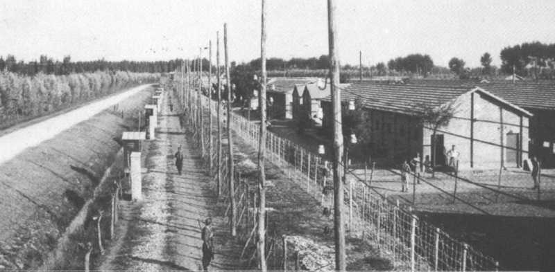 Foto d’epoca del campo di concentramento di Fossoli (Fondazione Fossoli -  https://www.storiaememoriadibologna.it/archivio/luoghi/campo-di-fossoli)