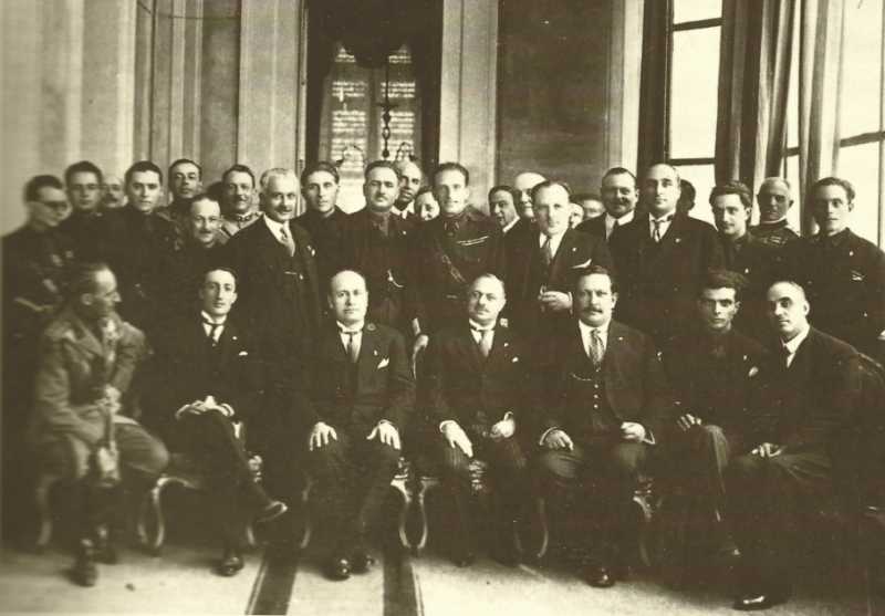 Benito Mussolini, con le autorità cittadine e i dirigenti umbri del Partito Nazionale Fascista, dopo la sua lezione sul tema “Roma antica sul mare” tenuta all’Università per Stranieri il 5 ottobre 1926.
