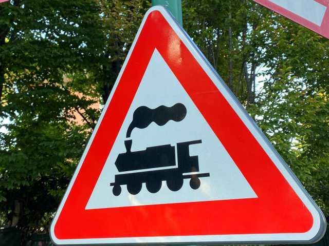 cartello attenzione treno