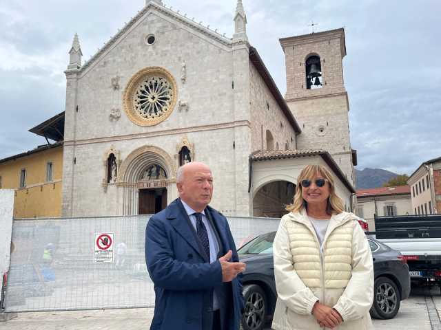 i consiglieri regionali Tesei e Melasecche presso la Basilica di Norcia