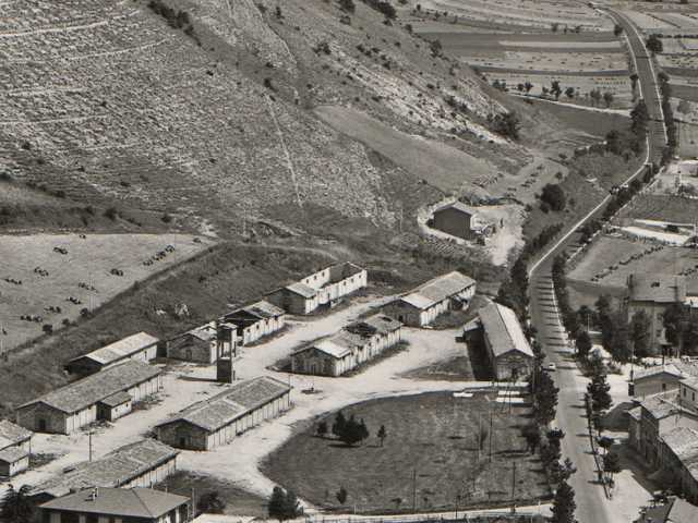 Veduta aerea dell'ex campo di prigionia di Colfiorito nel secondo dopoguerra