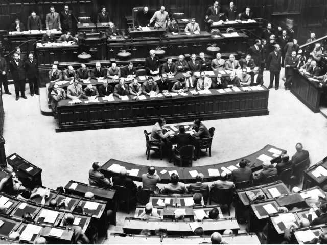 Ferruccio Parri inaugura a Montecitorio la Consulta, "L'Illustrazione Italiana" n.s. n. 12, 7 ottobre 1945 p. 11
