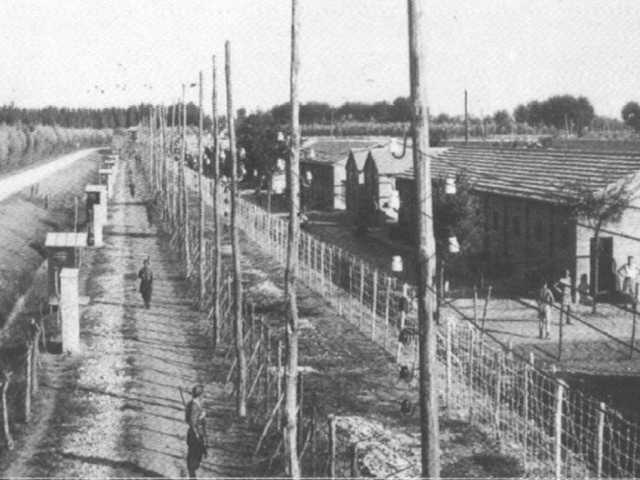 Foto d’epoca del campo di concentramento di Fossoli (Fondazione Fossoli -  https://www.storiaememoriadibologna.it/archivio/luoghi/campo-di-fossoli)