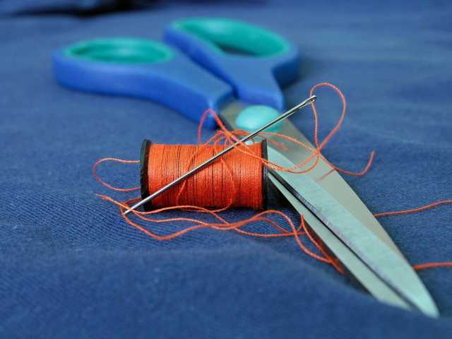 Forbici e rocchetto di filo con ago dell’Istituto Italiano Design -Perugia