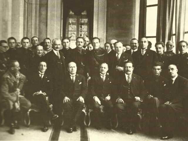 Benito Mussolini, con le autorità cittadine e i dirigenti umbri del Partito Nazionale Fascista, dopo la sua lezione sul tema “Roma antica sul mare” tenuta all’Università per Stranieri il 5 ottobre 1926.