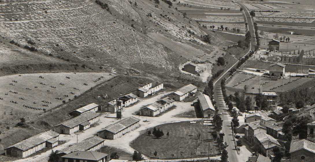 Veduta aerea dell'ex campo di prigionia di Colfiorito nel secondo dopoguerra