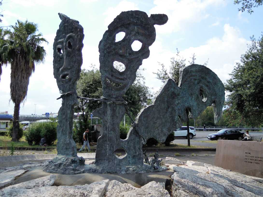 Roma, quartiere Giuliano-Dalmata: monumento alle vittime delle foibe, particolare (presso la stazione Laurentina della Metro B), by Gaux, 2016 (https://it.m.wikiquote.org/wiki/File:Roma,_Giuliano-Dalmata_-_monumento_vittime_delle_foibe_2.JPG)